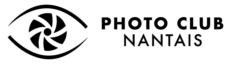 Logo du Photo Club Nantais représentant un œil stylisé avec une ouverture de diaphragme en son centre