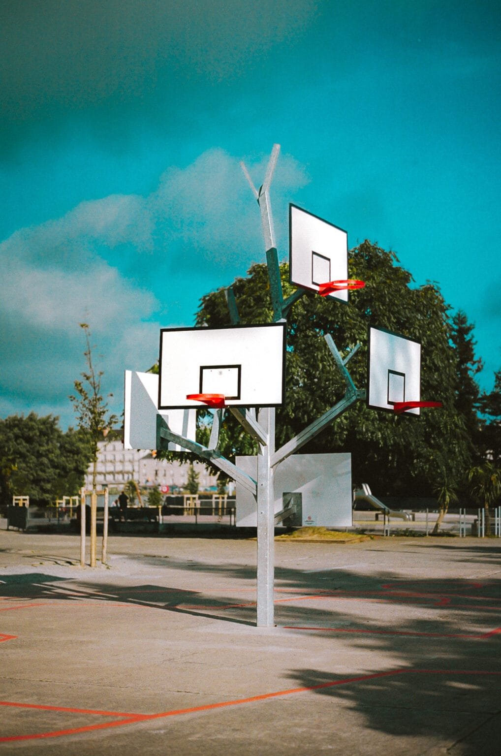 Structure métallique en forme d’arbre supportant plusieurs paniers de basket sur l’île de Nantes.