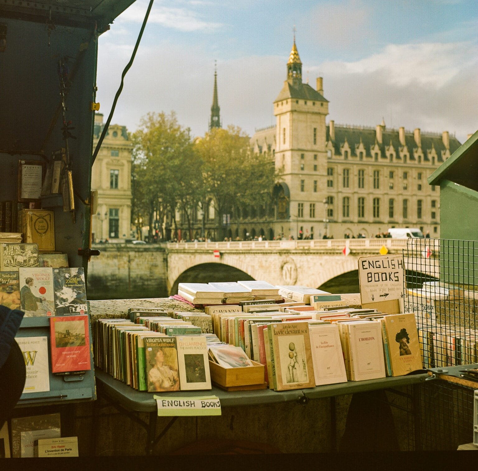 Étal de bouquiniste à Paris, le long de la Seine, avec des livres anciens et d’occasion en anglais, photographié avec un Yashica Mat 124G sur pellicule Kodak Portra 160.