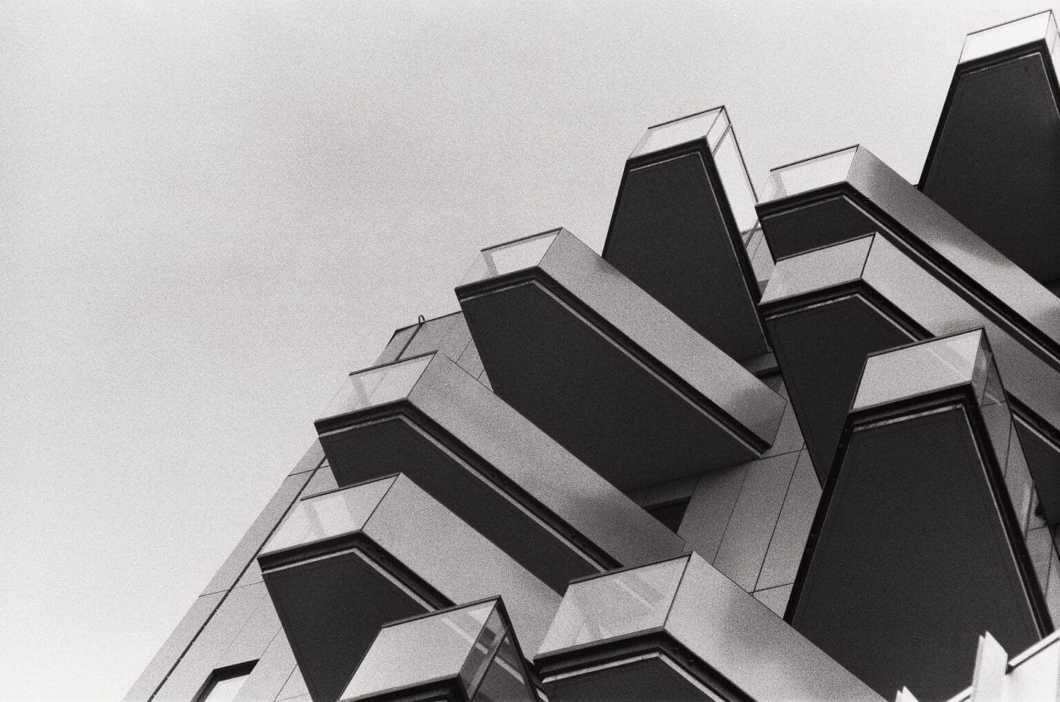 Balcons géométriques en enfilade de la Cité Paul Ricoeur à Rennes, photographiés en noir et blanc.