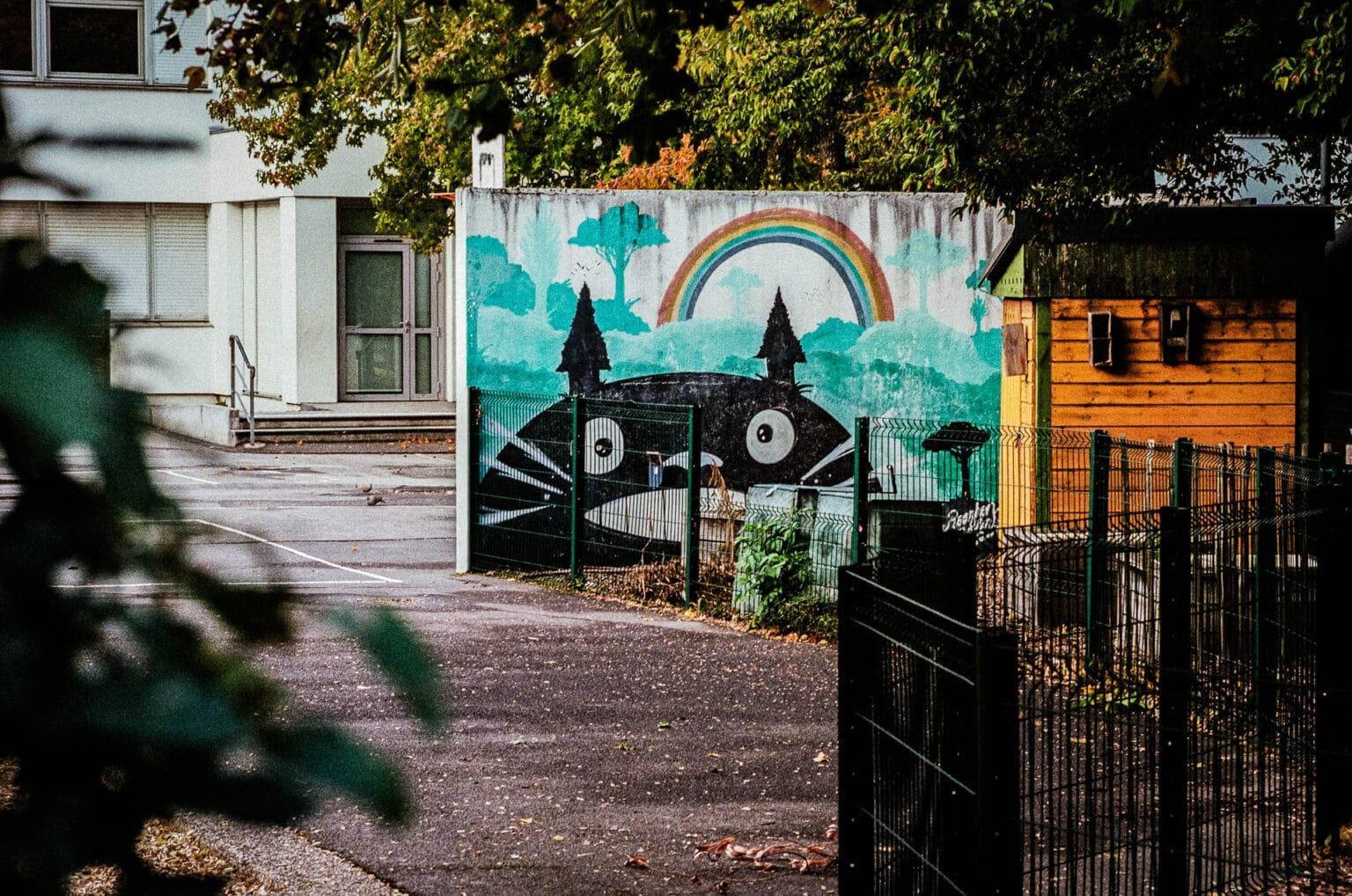 Fresque murale colorée représentant Totoro dans la cour d’une école à Rennes.