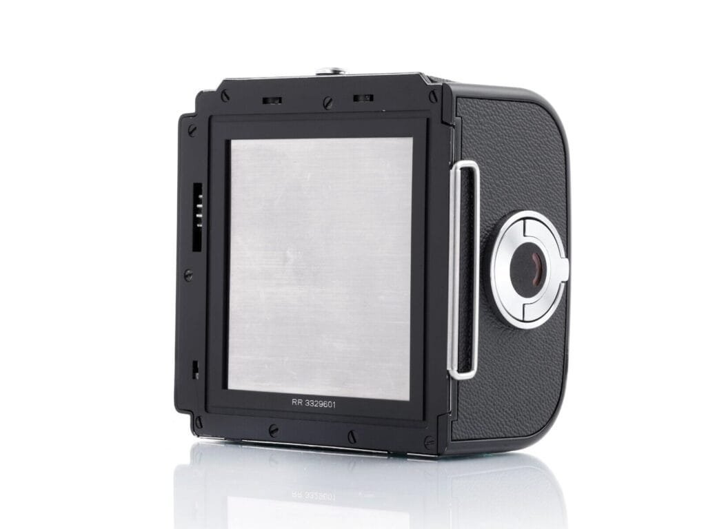 Vue arrière du dos A12 pour Hasselblad 500 C/M avec son volet métallique inséré.
