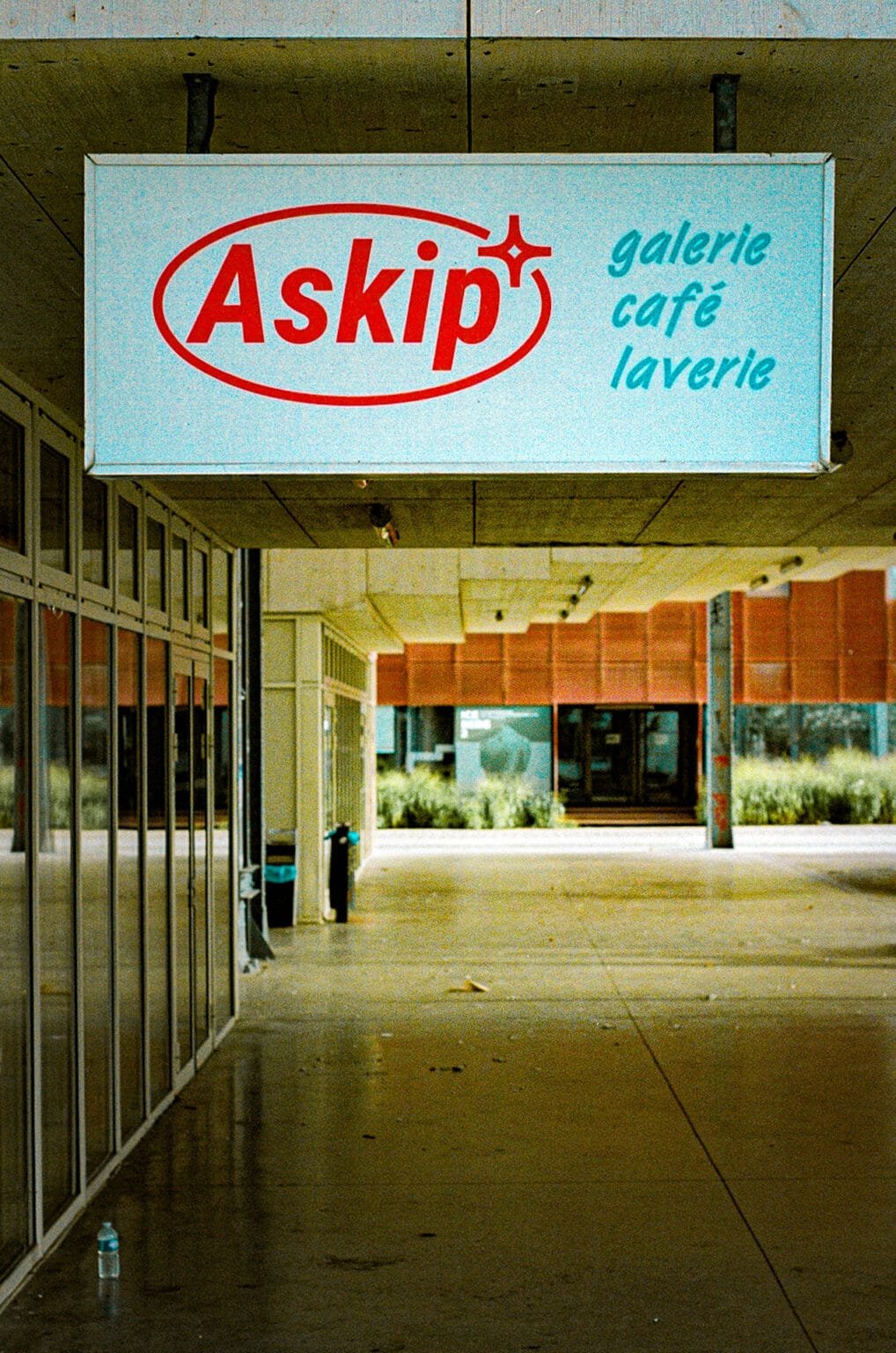 Enseigne du lieu culturel Askip à Nantes, affichant “galerie, café, laverie” sur fond bleu clair.