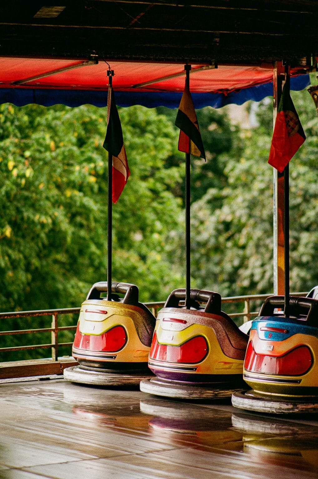 Autos tamponneuses alignées à l’arrêt sous un chapiteau rouge, fête foraine de Nantes.