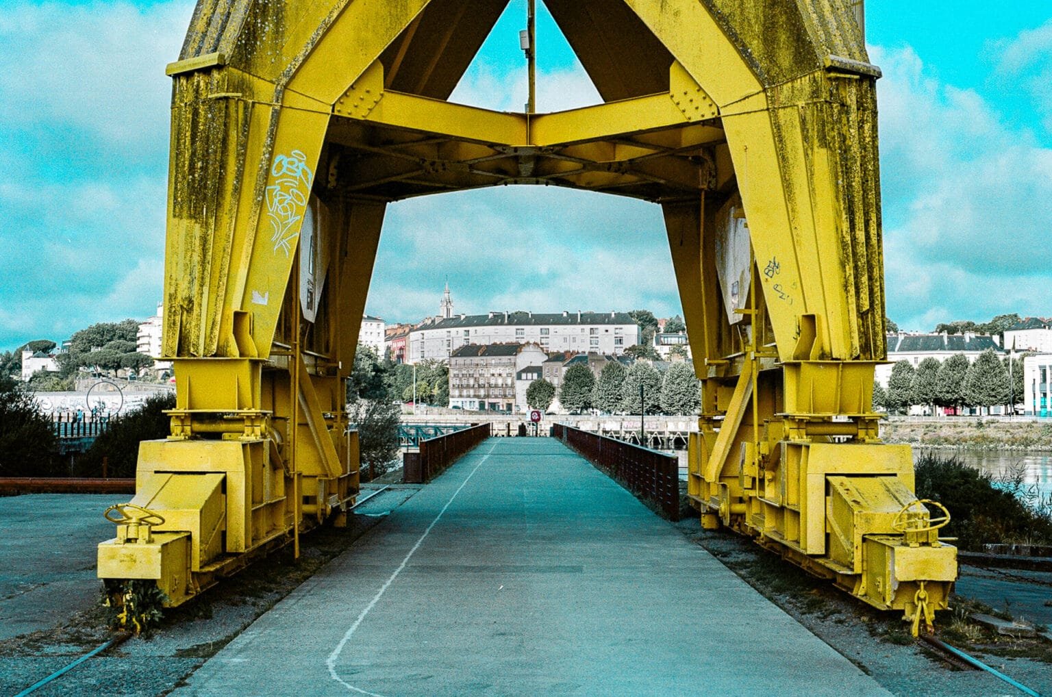 La grue jaune emblématique de l’île de Nantes, prise de face, encadrant la vue sur la ville.