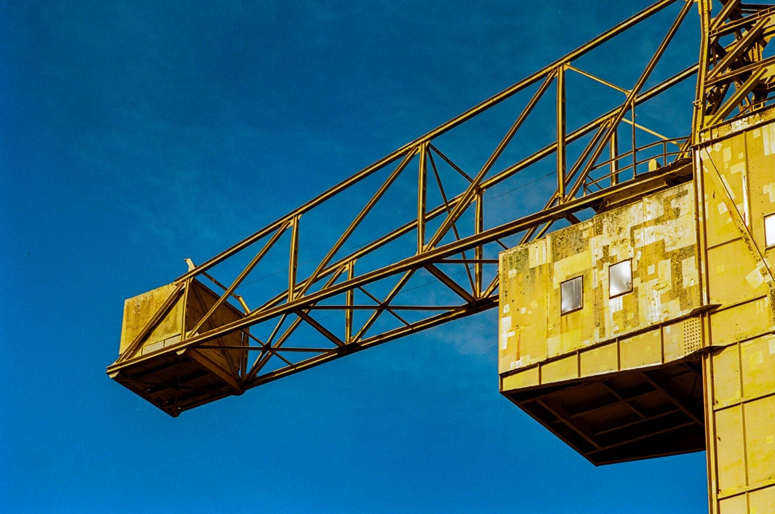 La grue Titan jaune de Nantes sur fond de ciel bleu vif.