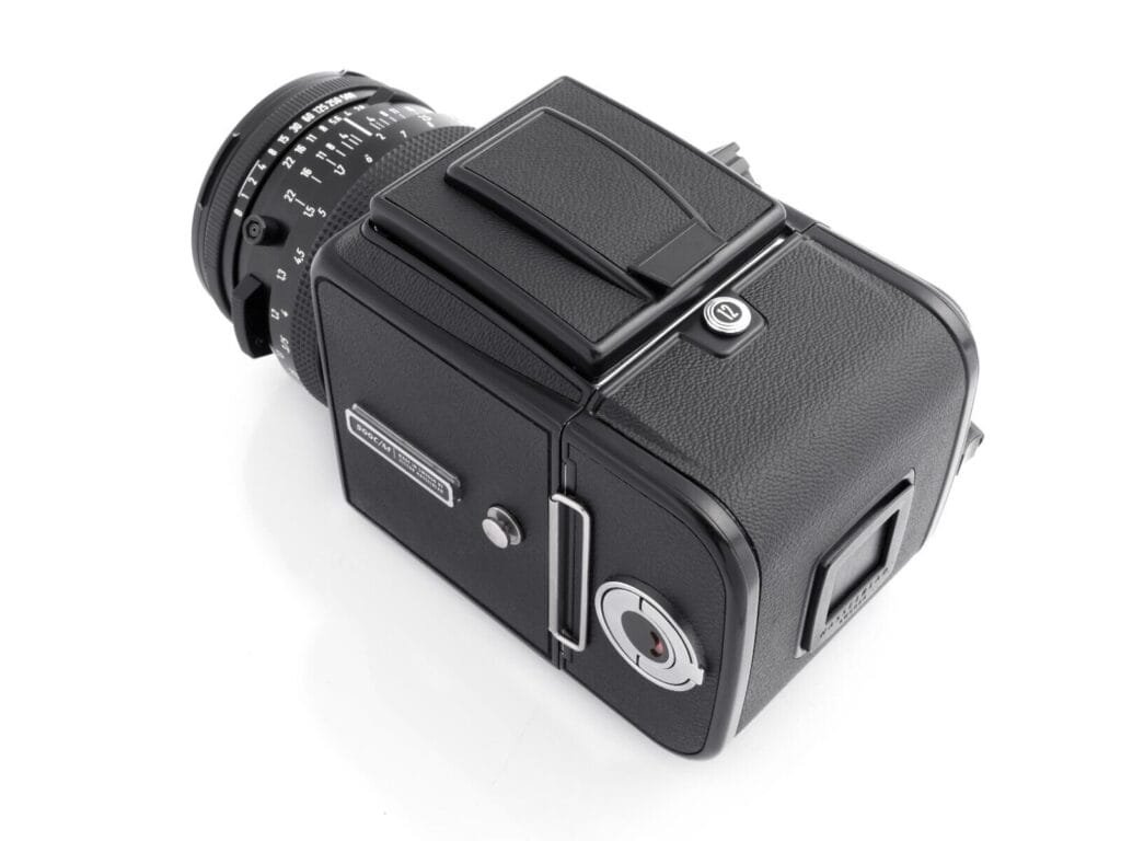 Hasselblad 500 C/M avec objectif Carl Zeiss Planar 80mm f/2.8, vue arrière montrant le dos amovible et la plaque d’identification « 500 C/M ».