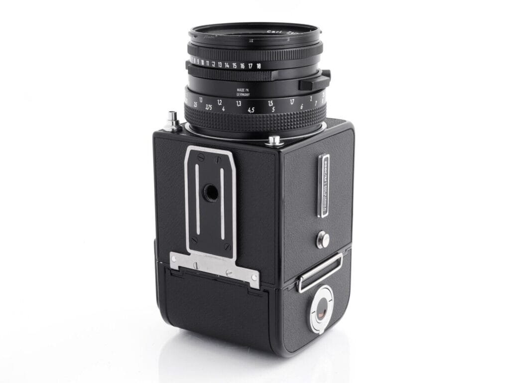 Vue arrière verticale du Hasselblad 500 C/M équipé de l’objectif Carl Zeiss Planar 80mm f/2.8, avec plaque de fixation pour trépied.