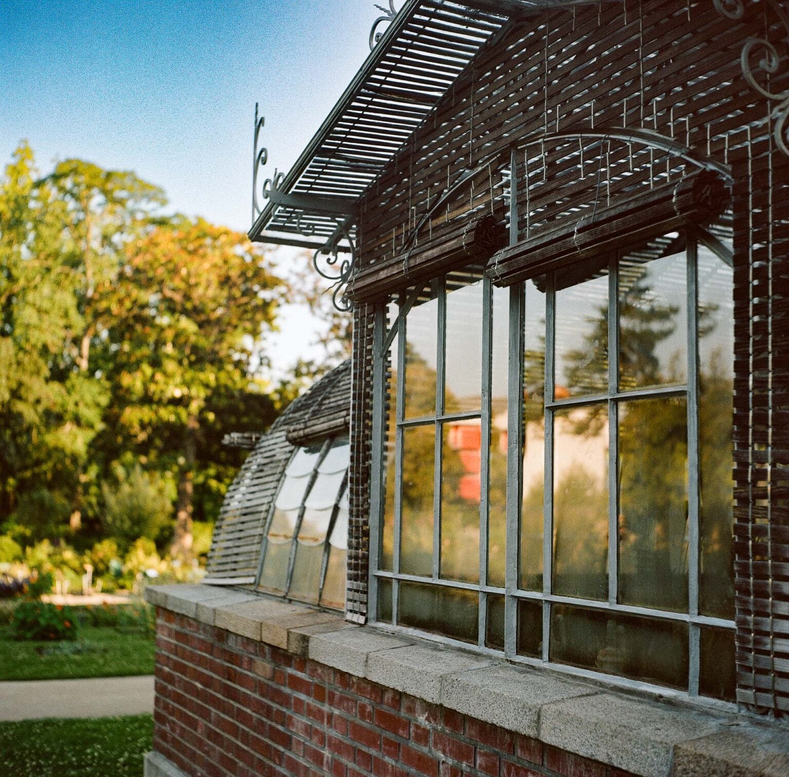 Vue d’une des serres du Jardin des Plantes à Nantes, en fin de journée d’été, photographiée en juillet 2024.