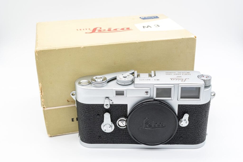 Leica M3 posé devant sa boîte d’origine estampillée Leitz, modèle M3.