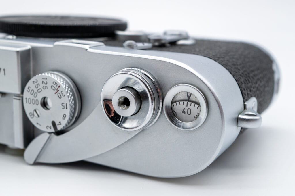 Gros plan sur le levier d’armement, le bouton de déclenchement et le compteur de vues du Leica M3.