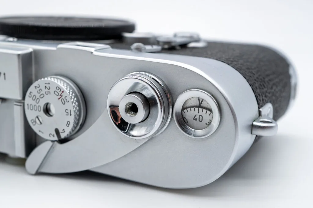 Gros plan sur le levier d’armement, le bouton de déclenchement et le compteur de vues du Leica M3.