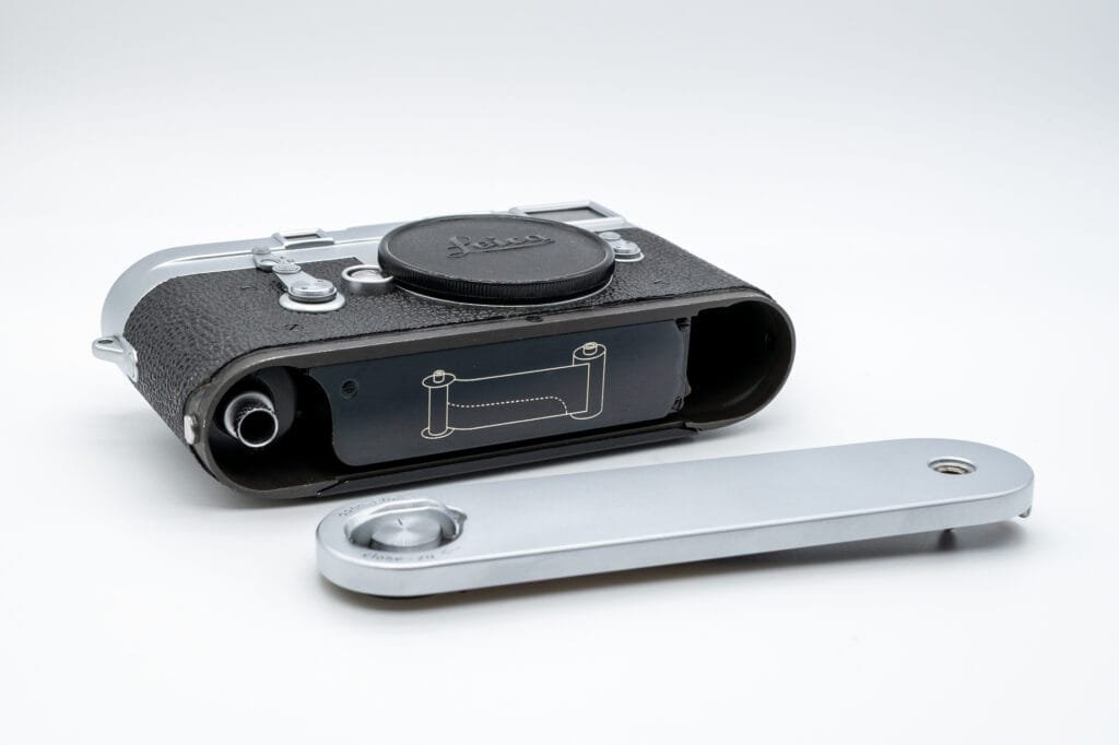 Leica M3 avec la plaque arrière retirée, montrant le compartiment de chargement de pellicule.