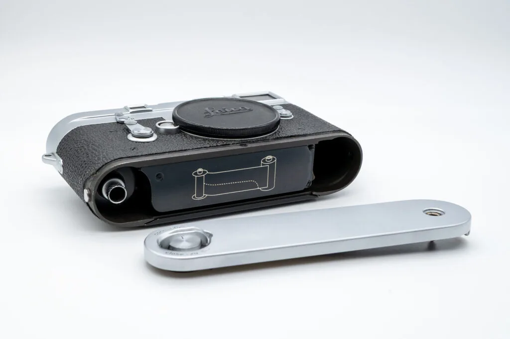 Leica M3 avec la plaque arrière retirée, montrant le compartiment de chargement de pellicule.