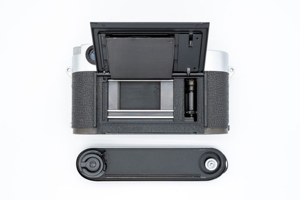 Leica M3 avec la plaque arrière retirée, montrant l’obturateur et le compartiment de chargement de pellicule.