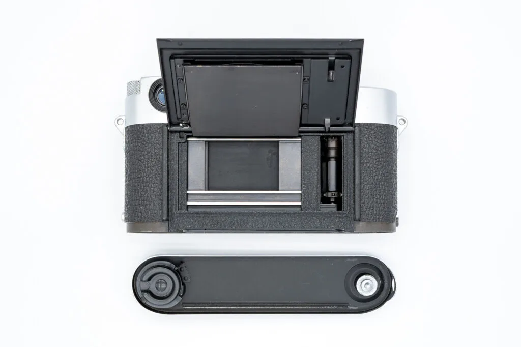Leica M3 avec la plaque arrière retirée, montrant l’obturateur et le compartiment de chargement de pellicule.