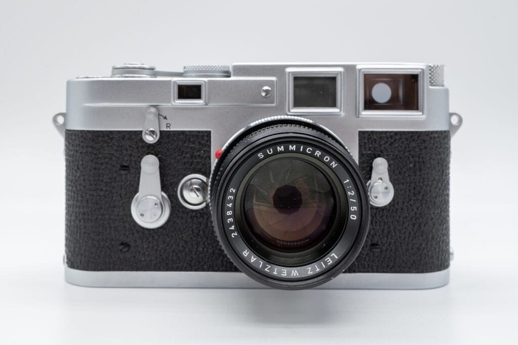 Leica M3 de 1958 avec un objectif Summicron 50mm f/2 monté, vu de face.