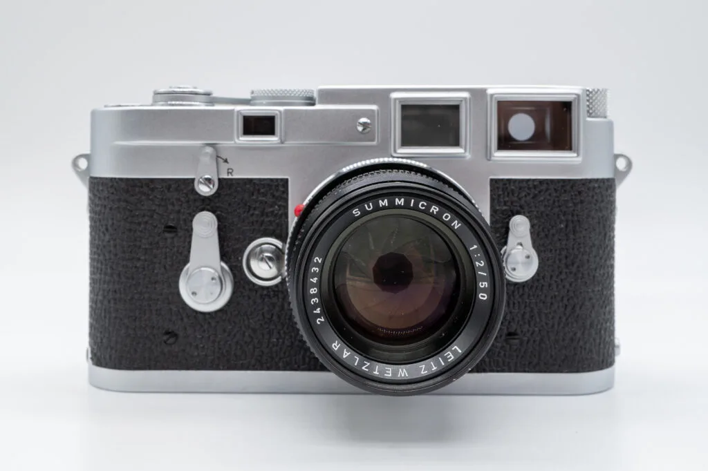 Leica M3 de 1958 avec un objectif Summicron 50mm f/2 monté, vu de face.