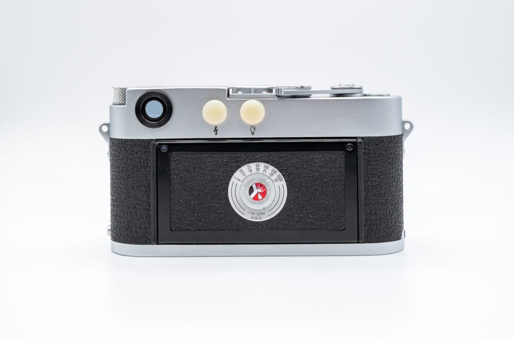 Vue arrière du Leica M3 montrant le sélecteur d’ASA et les prises de synchronisation flash.