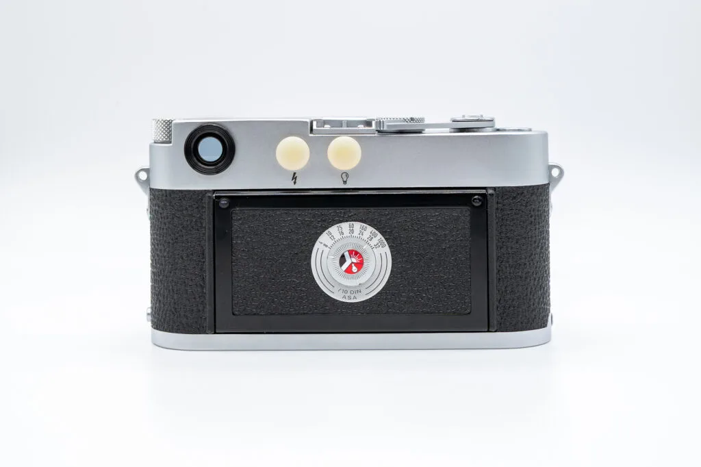 Vue arrière du Leica M3 montrant le sélecteur d’ASA et les prises de synchronisation flash.