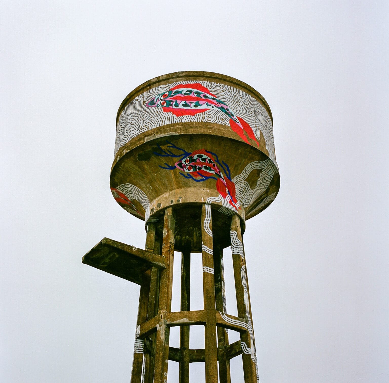 Château d’eau décoré de poissons colorés, près de la Little Atlantique Brewery à Nantes, photographié avec un Hasselblad 500 C/M sur pellicule Portra 400.