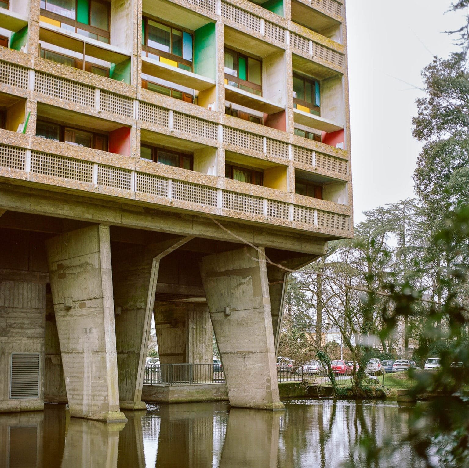 La Maison Radieuse de Le Corbusier à Rezé, photographiée en couleur avec un Hasselblad 500 C/M sur pellicule Portra 400.