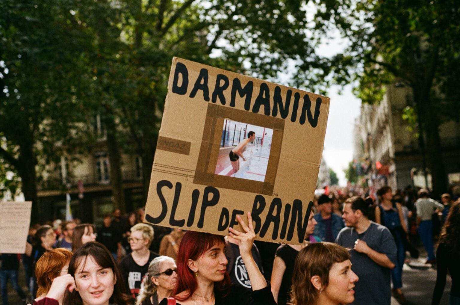 Pancarte humoristique montrant “Darmanin slip de bain” lors d’une manifestation à Nantes.
