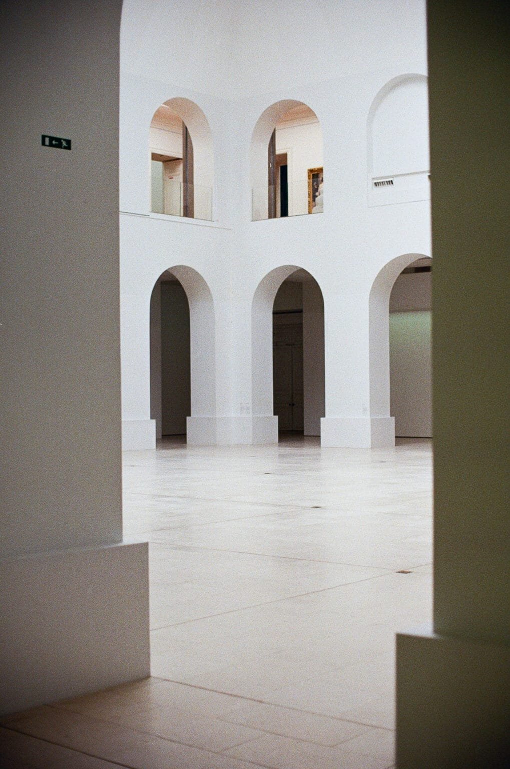 Intérieur épuré et lumineux du Musée des Beaux-Arts de Nantes, photographié en couleur avec un Nikon F3.
