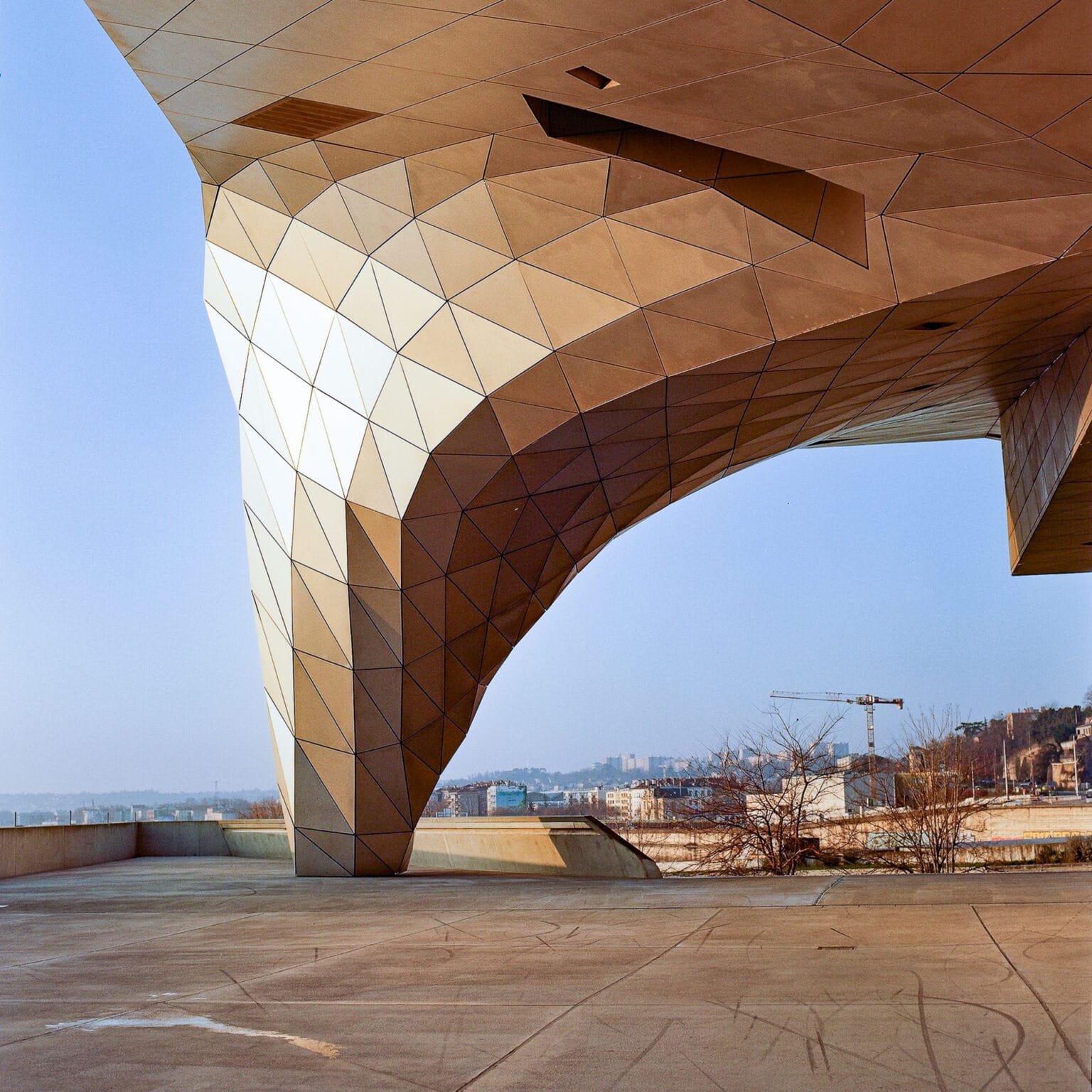 Structure anguleuse en métal du musée des Confluences à Lyon, capturée en contre-plongée avec un Hasselblad 500 C/M et une pellicule Portra 400.