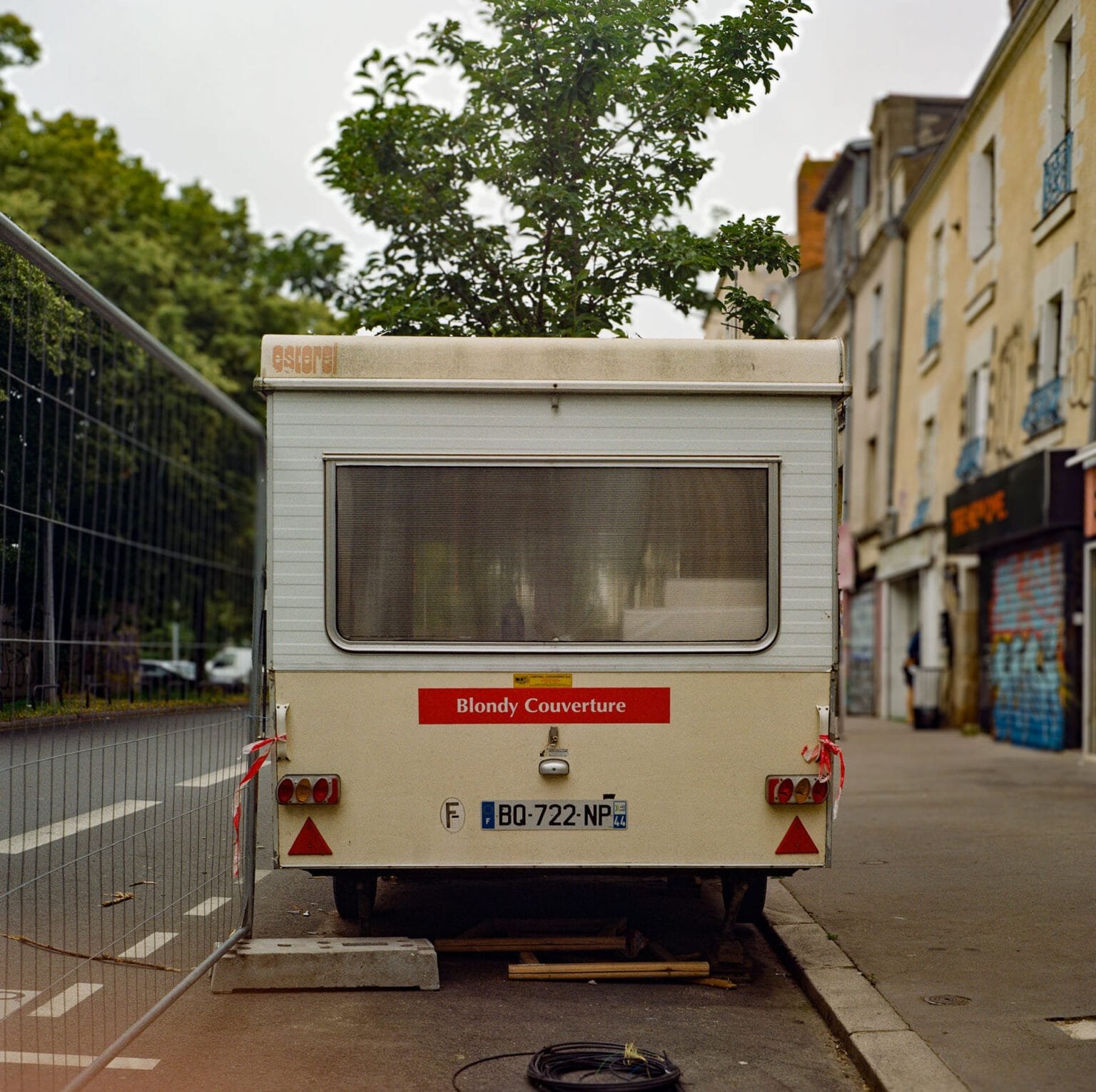 Caravane stationnée à Nantes portant l’inscription “Blondy Couverture”, photographiée en juillet 2024.