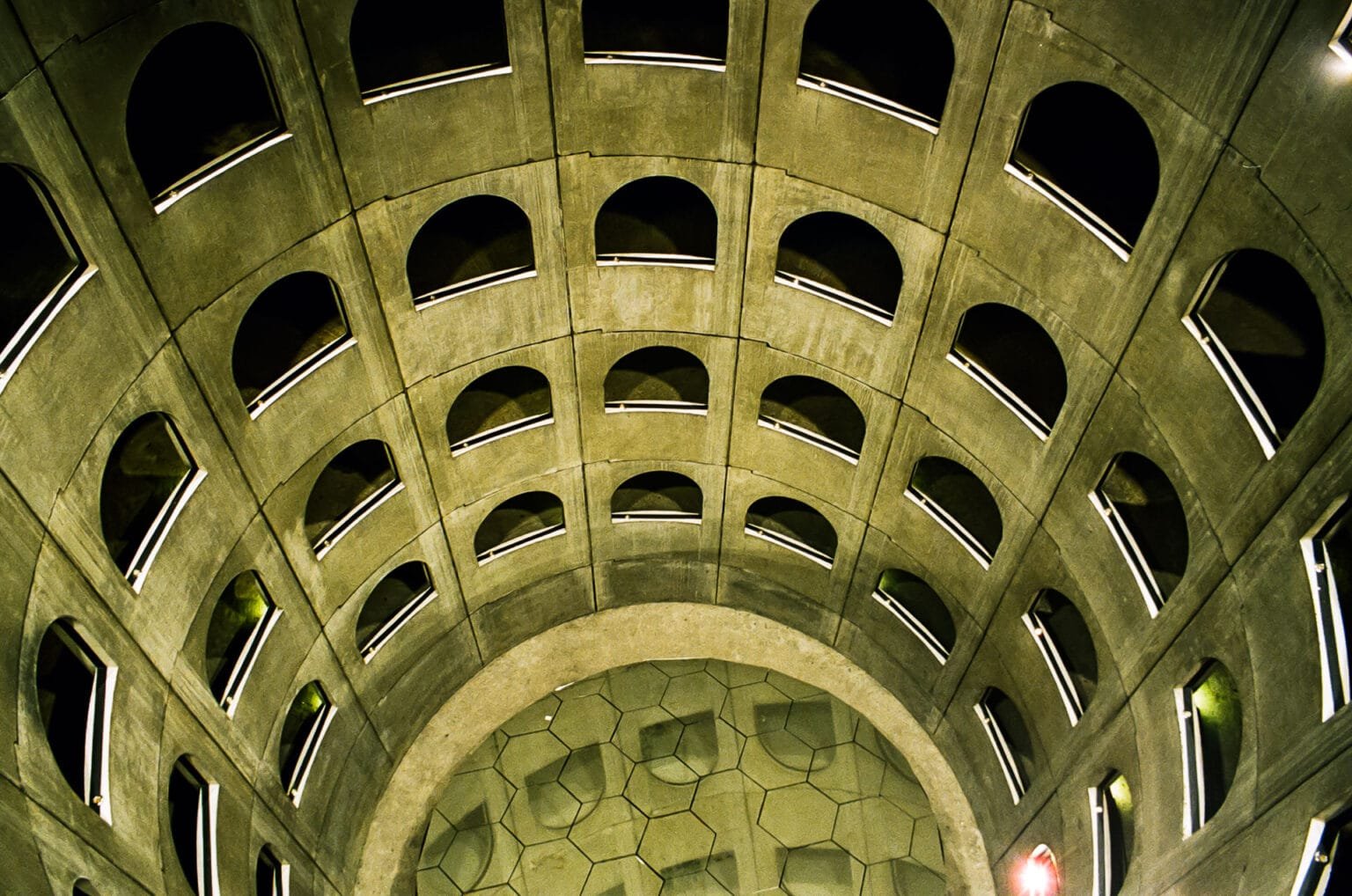 Vue plongeante sur la rotonde du parking des Célestins à Lyon, avec ses arches et ses jeux de lumière.