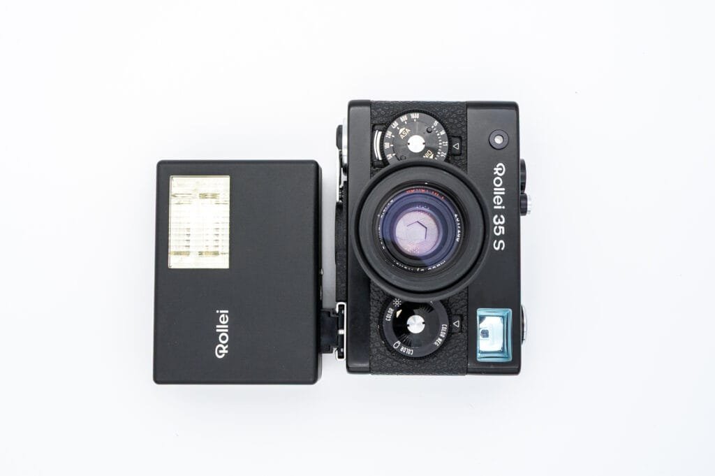 Rollei 35 S avec le flash EB15 monté sous l’appareil, objectif Sonnar 40mm f/2.8 déployé.