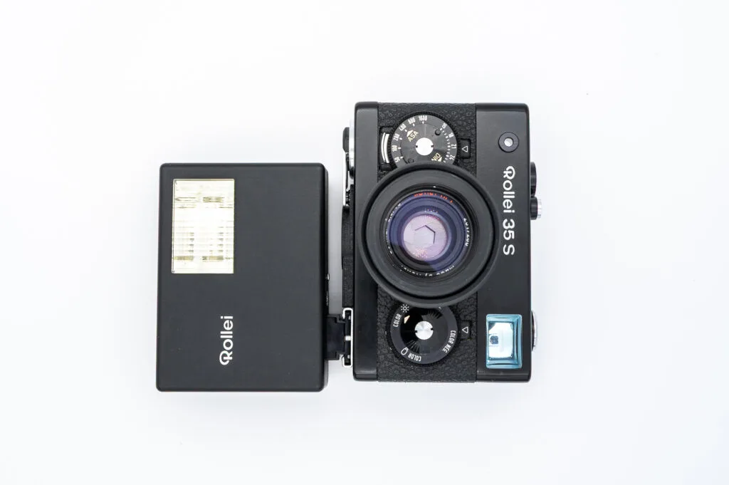 Rollei 35 S avec le flash EB15 monté sous l’appareil, objectif Sonnar 40mm f/2.8 déployé.