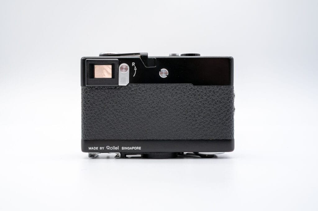 Vue arrière du Rollei 35 S, montrant le viseur, le levier de rembobinage et l’inscription “Made by Rollei Singapore”.