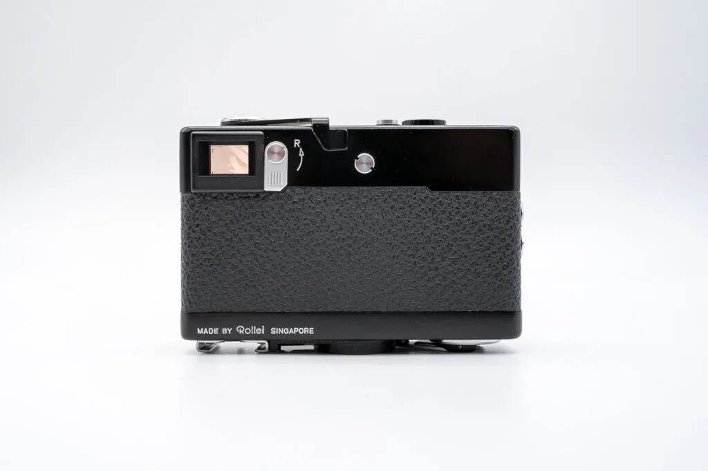 Vue arrière du Rollei 35 S, montrant le viseur, le levier de rembobinage et l’inscription “Made by Rollei Singapore”.