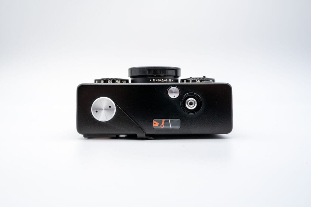Vue du dessus du Rollei 35 S, montrant la molette de réglage de l’obturateur, le déclencheur, et la cellule (exposimètre).