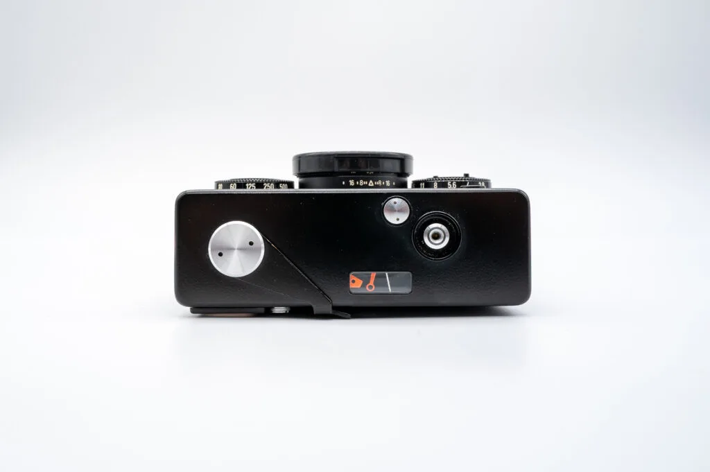 Vue du dessus du Rollei 35 S, montrant la molette de réglage de l’obturateur, le déclencheur, et la cellule (exposimètre).