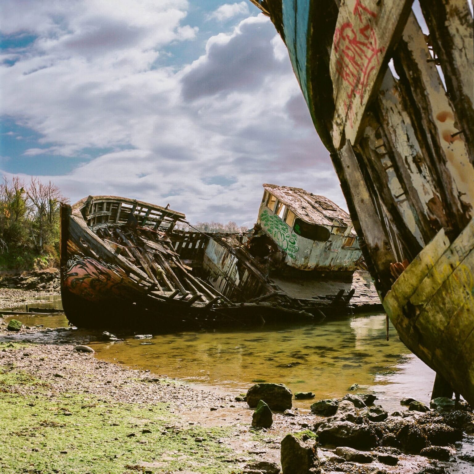 Épaves de bateaux échoués dans le cimetière de bateaux de Saint-Malo, photographiées avec un Hasselblad 500 C/M sur pellicule Portra 160.