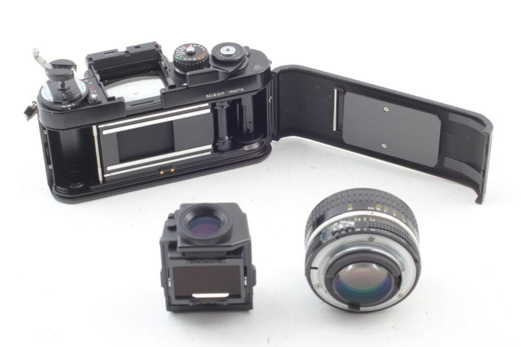 Boîtier du Nikon F3 HP ouvert avec le viseur et l’objectif démontés