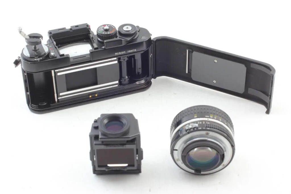 Boîtier du Nikon F3 HP ouvert avec le viseur et l’objectif démontés
