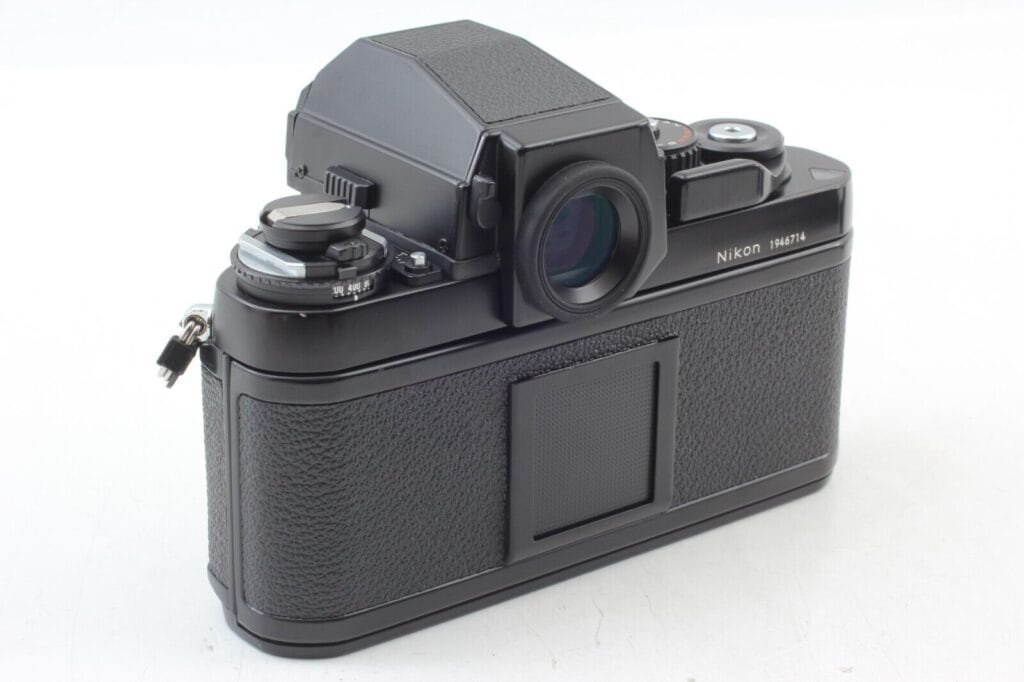 Vue arrière en angle du Nikon F3 HP avec viseur HP et mémo-pellicule