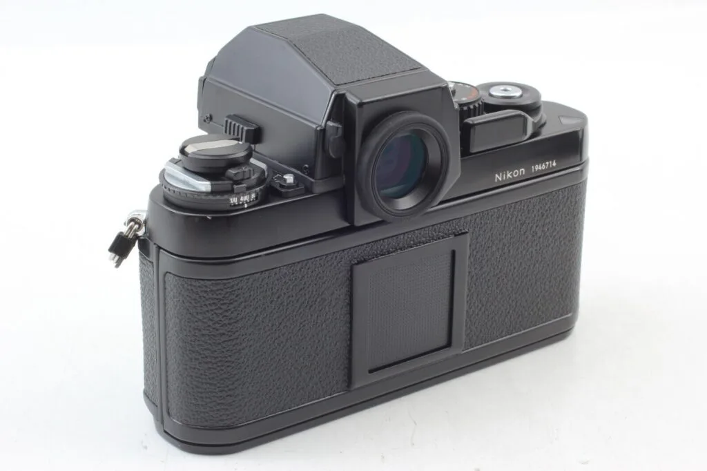 Vue arrière en angle du Nikon F3 HP avec viseur HP et mémo-pellicule