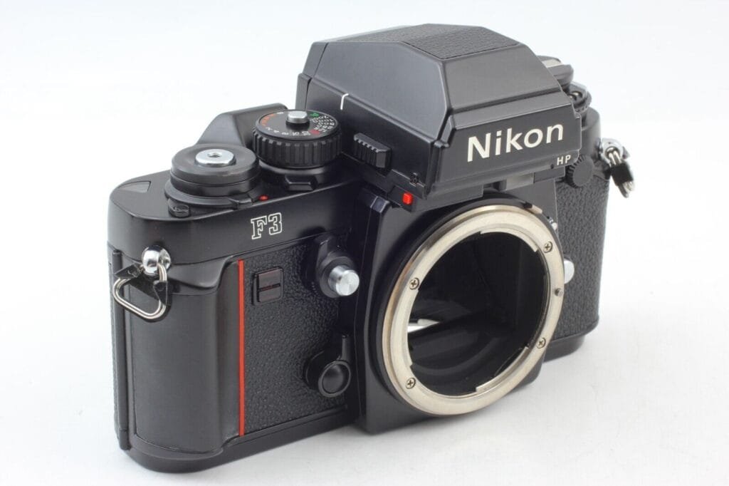 Boîtier Nikon F3 HP vu de trois quarts avant gauche, sans objectif