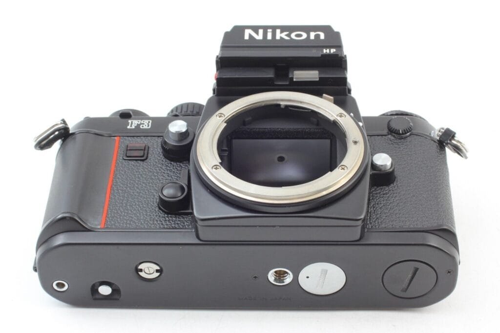 Vue inférieure du Nikon F3 HP montrant la semelle du boîtier