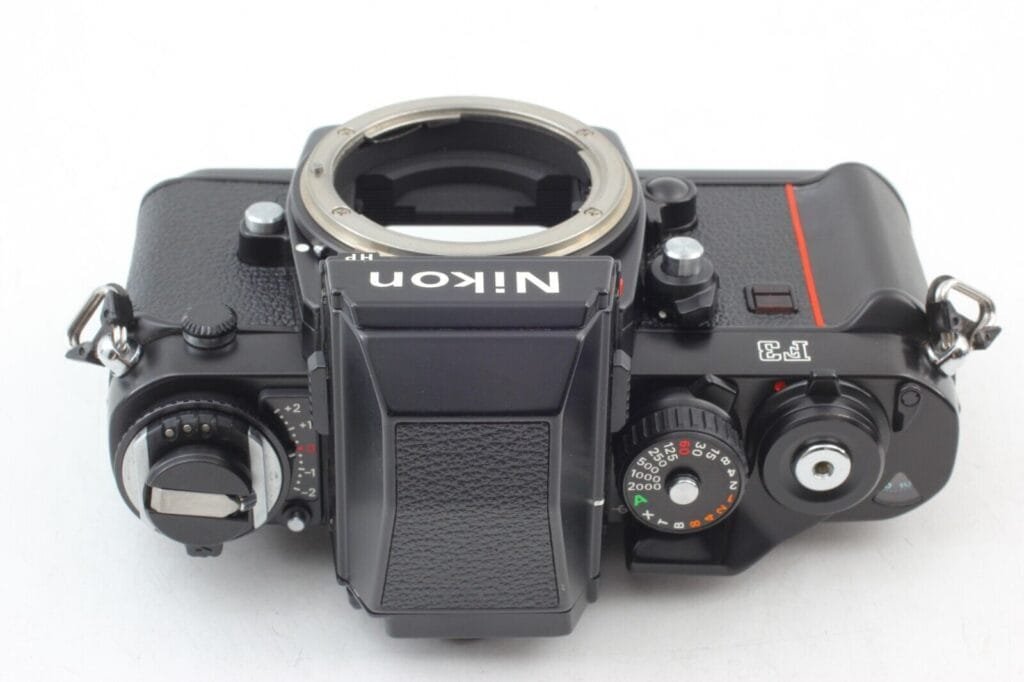 Vue de dessus du Nikon F3 HP montrant les molettes et le sabot porte-accessoire