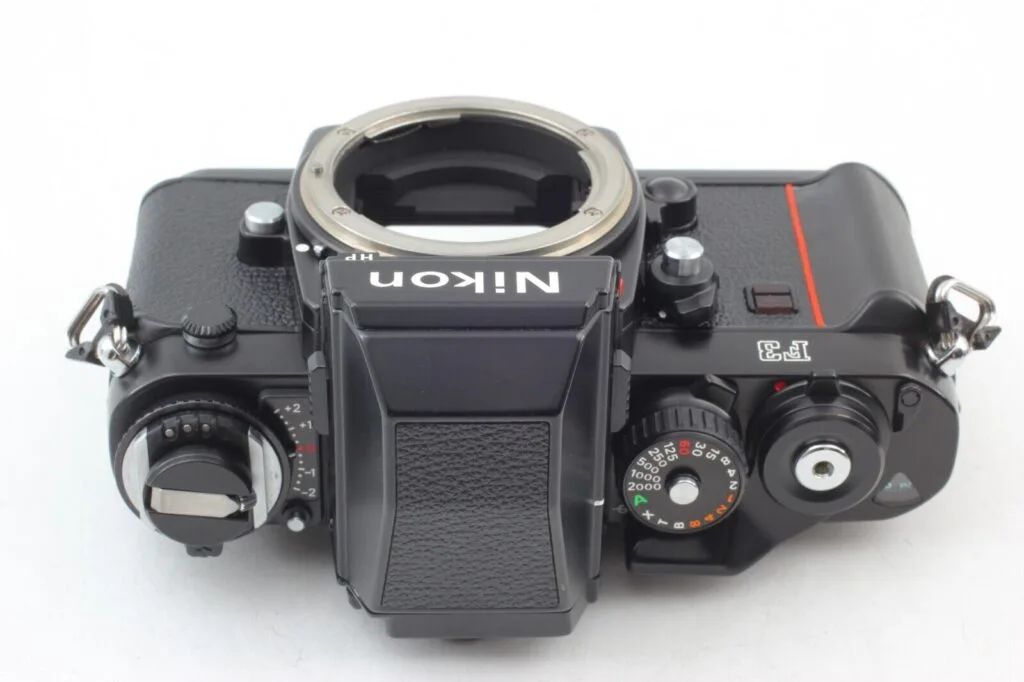 Vue de dessus du Nikon F3 HP montrant les molettes et le sabot porte-accessoire