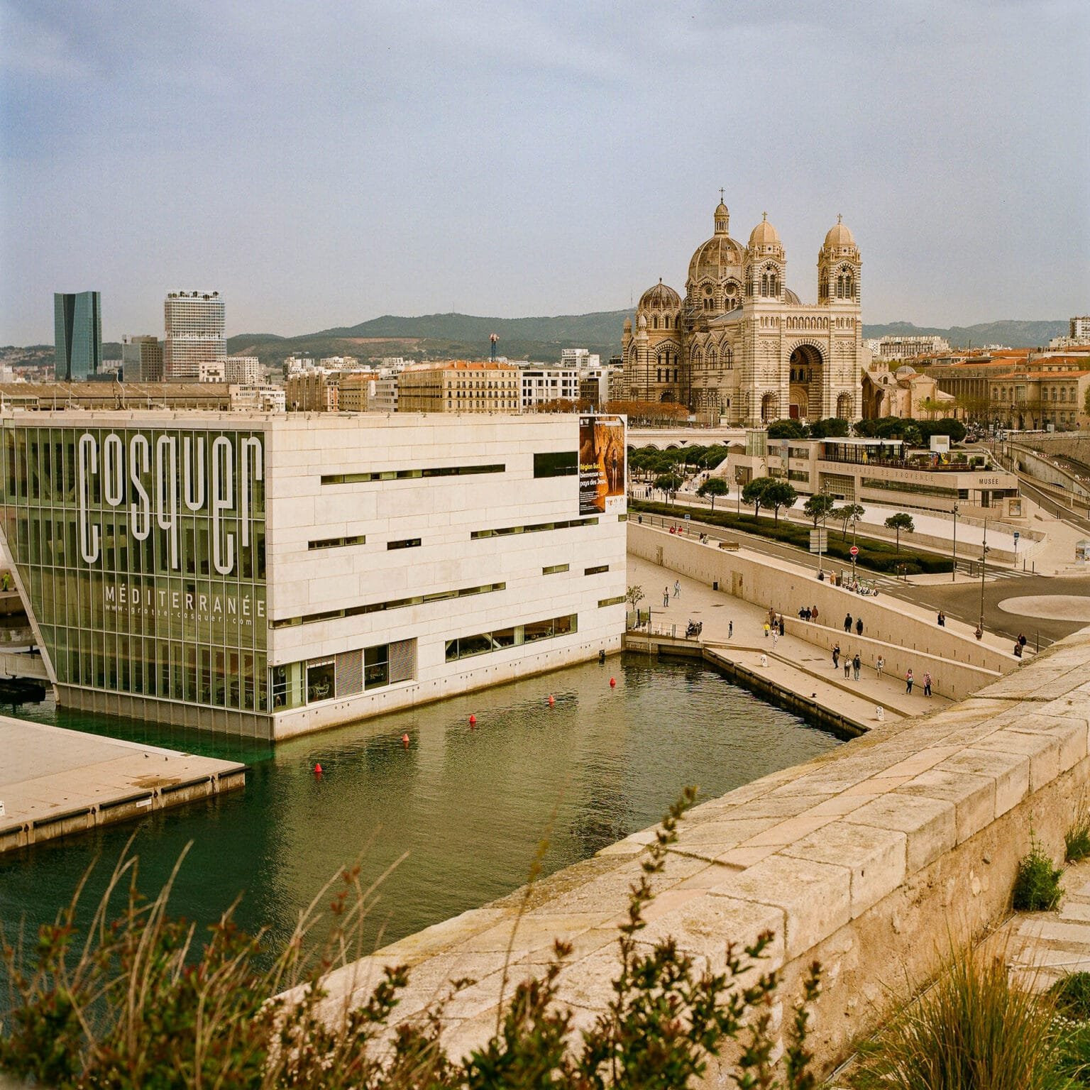 Vue de la Villa Cosquer Méditerranée et de la cathédrale de la Major à Marseille, photographiée avec un Hasselblad 500 C/M sur pellicule Kodak Gold 200.