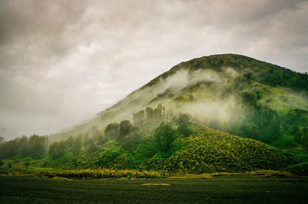 Colline verdoyante du mont Batok enveloppée de brume dans la caldeira de Tengger.