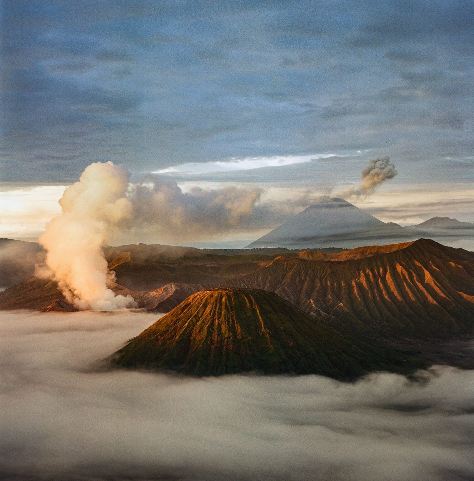 Le Mont Bromo et la mer de nuages photographiés au format carré depuis King Kong Hill avec un Hasselblad.