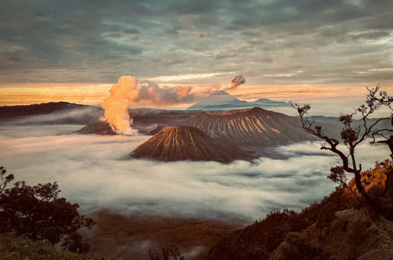 Vue spectaculaire du Mont Bromo au lever du soleil, prise depuis King Kong Hill avec un Nikon F3.